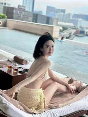 美女视频黄色免费_黄色泳衣美女楼顶泳池拍摄写真，尽情享受夏日阳光