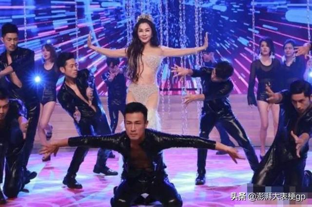 63岁女星穿亮钻透视装! 完美巨乳曲线尽显, 仅遮隐私部位尺度