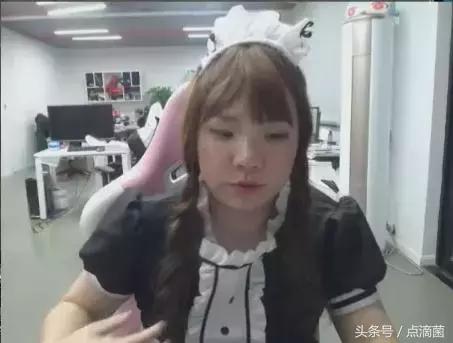 LOL选手AJ羞涩女装直播，黑丝美腿了解一下？观众：电竞邓紫棋