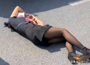 走光美女骑车(回顾：女子骑车逆行出事故，害怕追责倒地不起，黑丝高跟鞋成亮点)