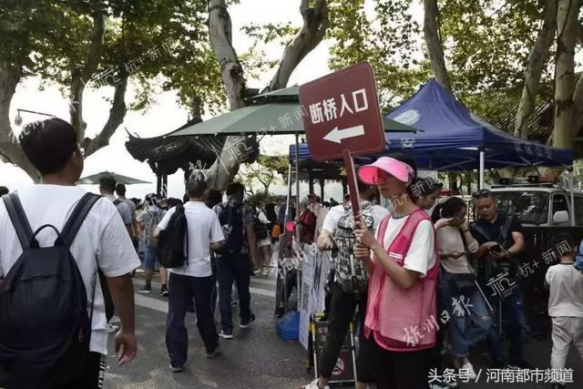 女子心脏病发被人流堵死！“西湖最美女警”救援，摘下墨镜一刻太惊艳