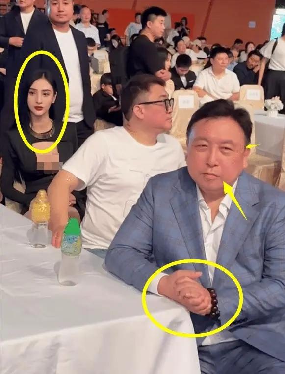 火辣性感的大长腿美女身着低胸装，惹得导演张纪中盯着看半天