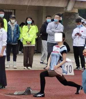 美女打裤袜(绑架黑色长筒袜美女 广州一名美丽的大学生穿着丝袜参加运动会，)