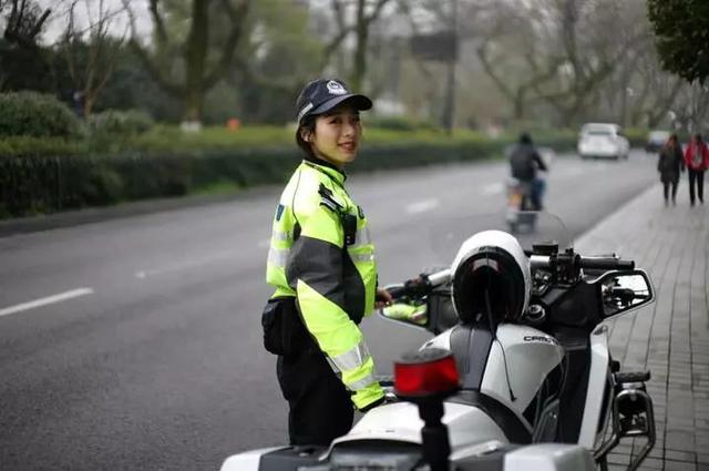 西湖边女骑警“回眸一笑”，照片刷爆朋友圈！高颜值大长腿，帅起来男生都靠边