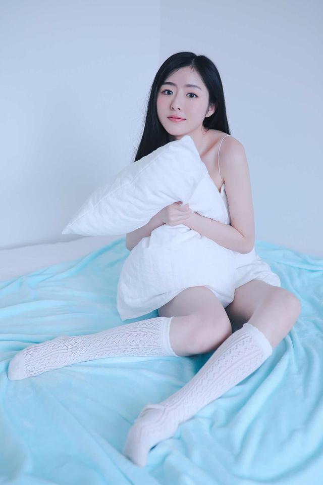 大长腿美女穿丝袜秀出美腿可爱撩人摄影写真集