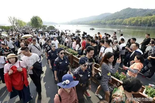 女子心脏病发被人流堵死！“西湖最美女警”救援，摘下墨镜一刻太惊艳