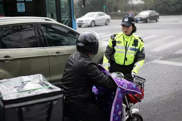 西湖边女骑警“回眸一笑”，照片刷爆朋友圈！高颜值大长腿，帅起来男生都靠边