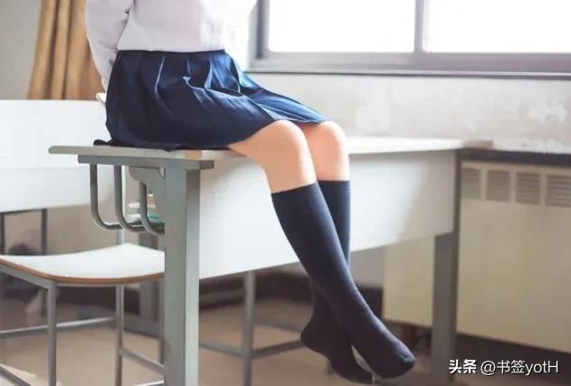 美女把黑丝伸到前排，前排美女一脸嫌弃，劝说无果，结局如何？