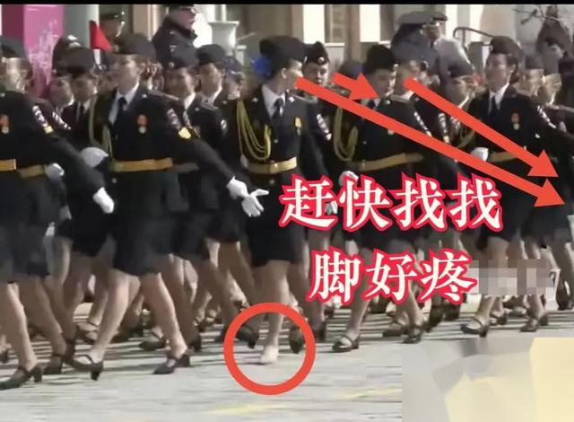 俄红场最美光脚女兵，是说光脚不怕穿鞋？女兵亲吻男兵又撒狗粮！