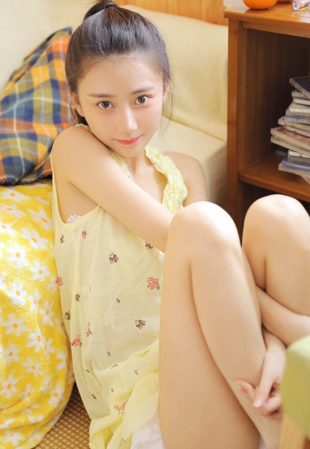 90后萝莉少女惹火美腿香艳性感写真