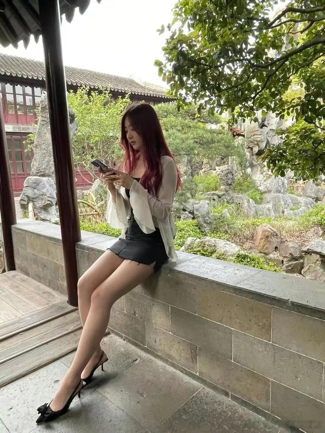 不可错过的公园美景，白衣黑短裙长腿美女凉亭写真！