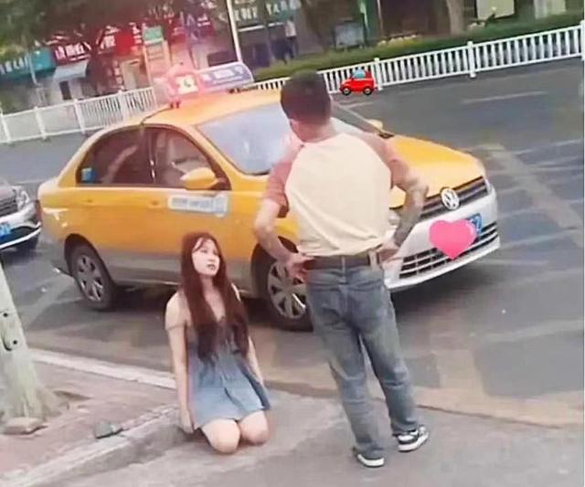 美女难忍寂寞和男同事暧昧，男友恼羞成怒，她哭着跪求男友原谅她