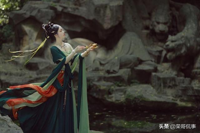 太惊艳！女生穿“敦煌飞天”汉服美出圈，造型不输古装剧