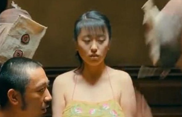 袒胸露乳，穿旗袍打鬼子，这些毫无下限的操作，导演是来搞笑吗？