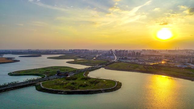 加拿大外籍美女自驾摩托车去淮北市旅游，发现这和网上说的不一样