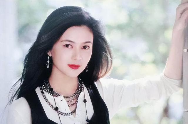 多少亿都救不了李嘉欣儿子?母子共浴接吻引争议，母爱过头成问题