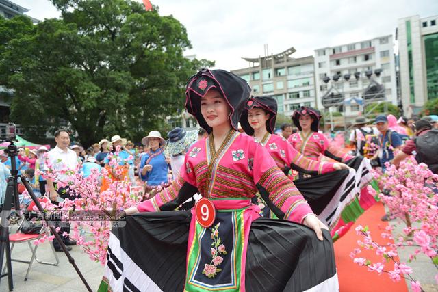 龙胜龙脊梯田文化节开幕 少数民族美女盛装出巡，颜值高！