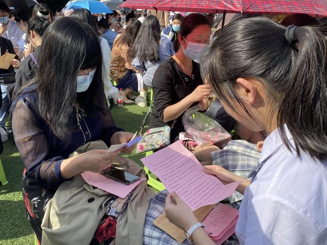 学生成人礼上，这位美女教师金句频出点燃全场