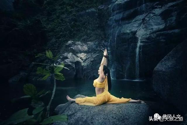 黄衣美女，独立山间，淡定从容；流水飞瀑，举手投足，顾盼生姿