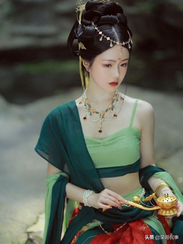 太惊艳！女生穿“敦煌飞天”汉服美出圈，造型不输古装剧