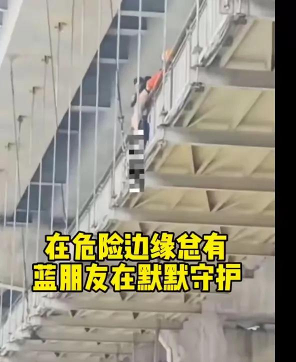 突发！贵阳一美女赤裸下体跳桥轻生，民警机智救下，现场画面曝光