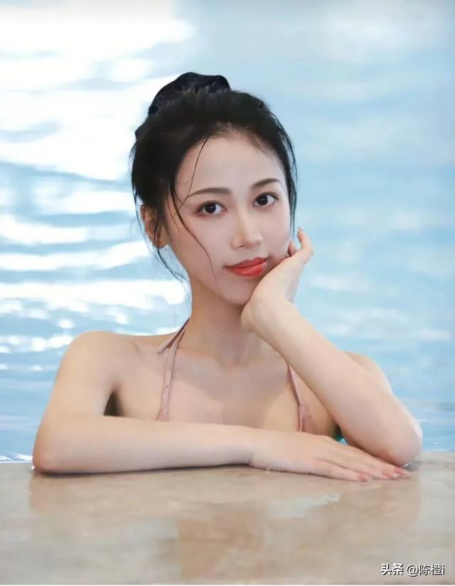 美丽如水，激情如火！24岁美女游泳写真照让你跃入清澈的蓝色世界