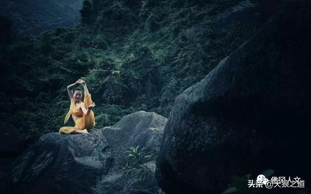 黄衣美女，独立山间，淡定从容；流水飞瀑，举手投足，顾盼生姿