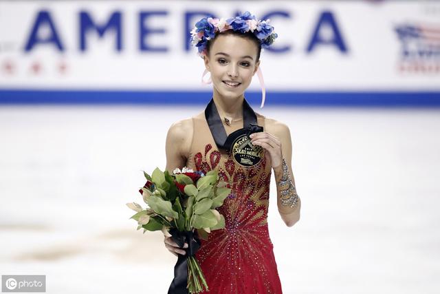 美国滑冰比赛女子自由滑精美镜头，美女选手如银燕翻飞，凌空展翅