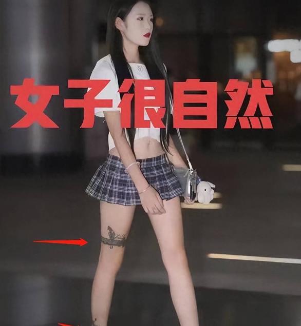 男友逛夜市时女友穿“齐屁短裙”保持距离，挺直腰板拍照