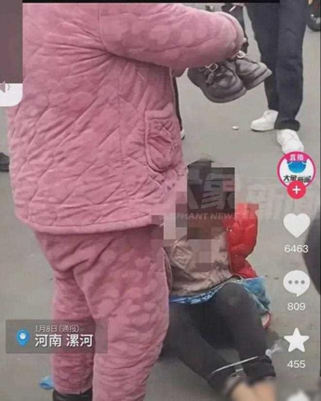 女孩被双脚捆绑从电动车上摔下，人贩子光天化日绑人？真相被揭开