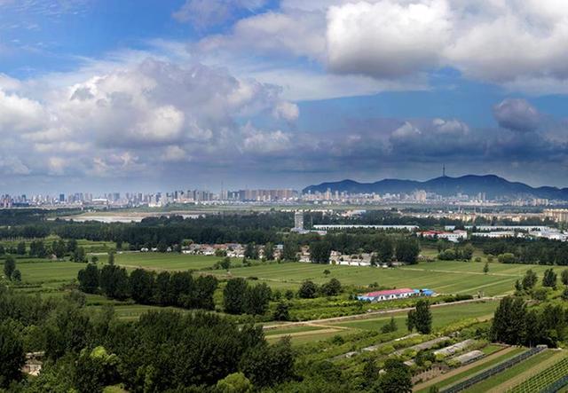 加拿大外籍美女自驾摩托车去淮北市旅游，发现这和网上说的不一样