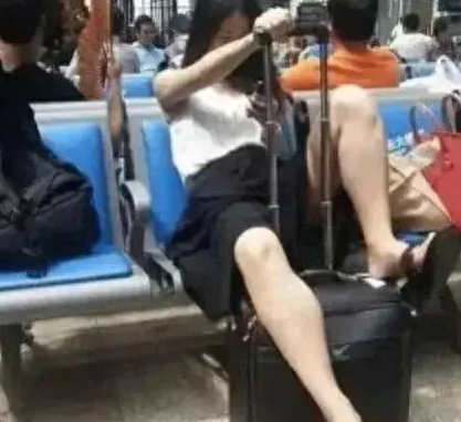 叉开了丑陋的深渊！女人能不能像男人一样，把双腿叉开，男女平等