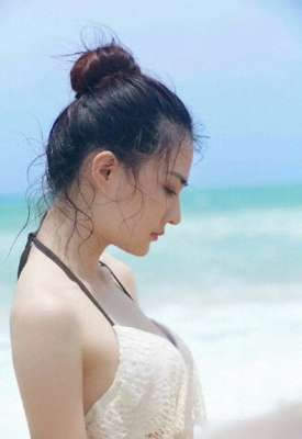 光脚泳装美女(徐璐沙滩泳装照曝光，清新脱俗宛如仙子)