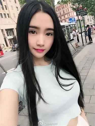 她为何引发轩然大波?性感女工人的背后隐藏着什么