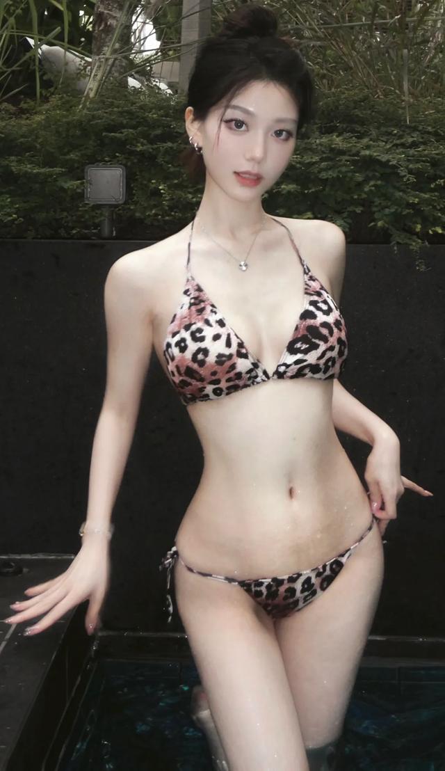 26岁性感美女在别野泳池拍的写真照