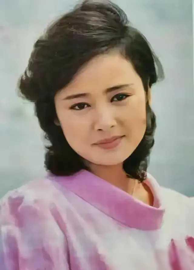 眼睛不大 露鼻孔 张瑜算不算80年代最美的女星？看照片就知道