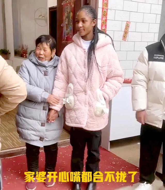 只要一万，小伙娶到19岁非洲美女“关晓彤”，家婆笑的大嘴合不拢