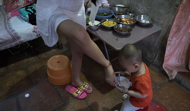 我，湖南女孩向丽萍，4岁失去双臂，如今靠双腿哺乳，养两个孩子