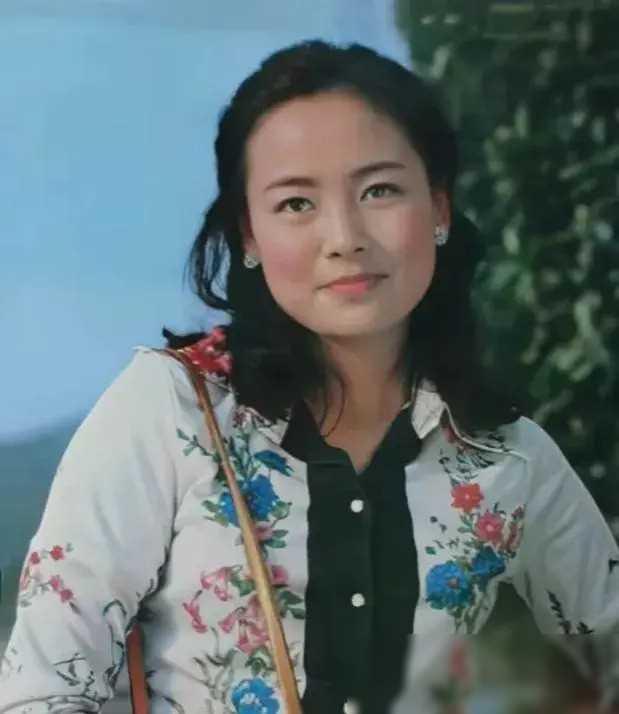 眼睛不大 露鼻孔 张瑜算不算80年代最美的女星？看照片就知道