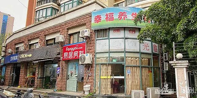 学校旁开了6家足浴店，家长试探后吓坏：“有女的穿着暴露”