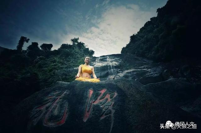 黄衣美女，独立山间，淡定从容；流水飞瀑，举手投足，顾盼生姿