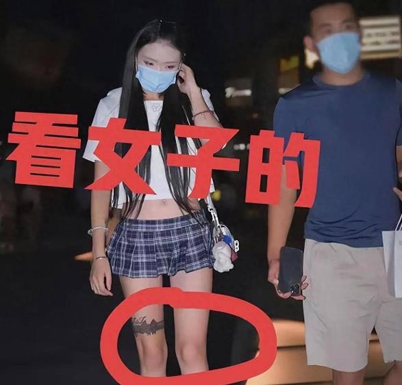 男友逛夜市时女友穿“齐屁短裙”保持距离，挺直腰板拍照