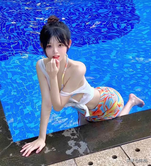 美丽如水，激情如火！24岁美女游泳写真照让你跃入清澈的蓝色世界