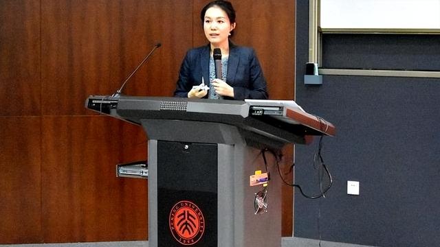 北大美女教授史蛟：集才华和美貌于一体，34岁未婚学生都替她着急