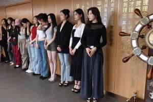 胸模美女网(31位长腿美女汇集一堂，胸模大赛现场火辣开撕)