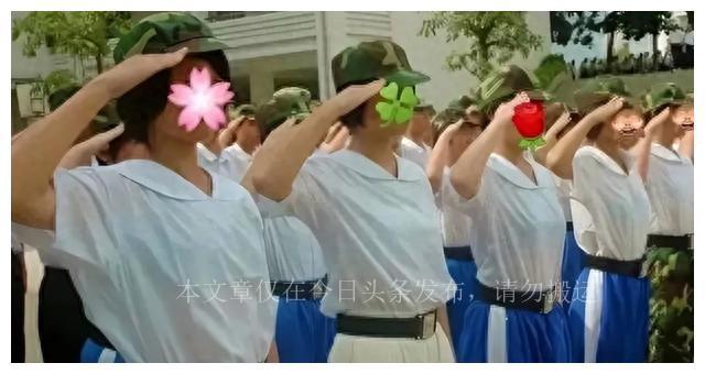 女大学生“透明军训服”引热议，内衣暴露无隐私，身材一览无余！