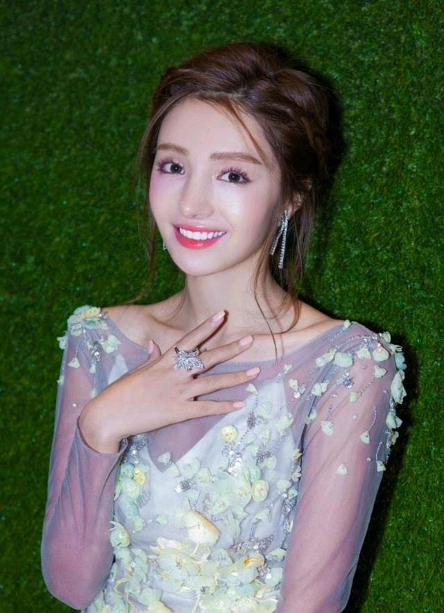 娱乐圈最美的7位新疆女星，个个貌美如花，你更喜欢哪一个？