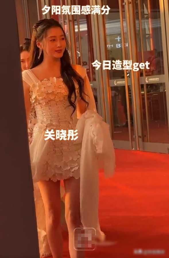 谭卓的肩、张歆艺的胸、高圆圆的腰，这些中年女星性感起来真要命