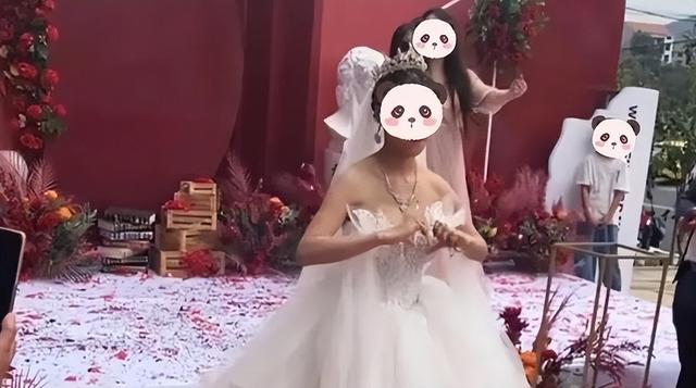 新娘穿低胸裙在台上热舞，台下大妈们的眼神亮了：够她们议论三年