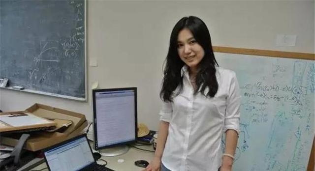 北大美女教授史蛟：集才华和美貌于一体，34岁未婚学生都替她着急